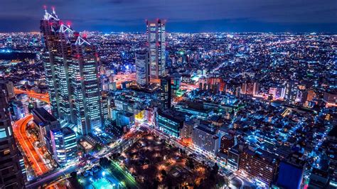 新宿から東京タワー：都市の光と影を巡る